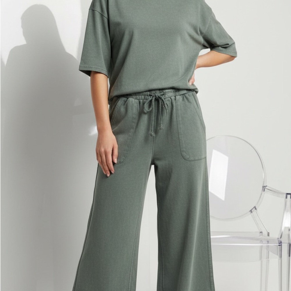 Women's Green Wide Leg Easel brand washed terry knit pant in a size small.